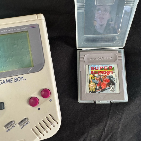 Vintages Nintendo gameboy working with two games